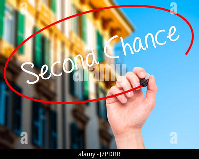 Man mano che scrive la seconda chance con il pennarello nero su schermo visivo. Isolato sulla città. Business, tecnologia internet concetto. Stock Photo Foto Stock