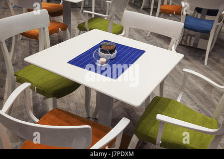 Nuovo e moderno di colore bianco in legno set di tavolo e sedie. Foto Stock