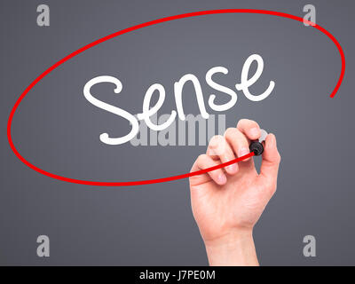 Man mano il senso di scrittura con pennarello nero su schermo visivo. Isolato su sfondo. Business, tecnologia internet concetto. Stock Photo Foto Stock