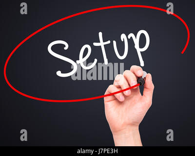 Man mano che scrive la configurazione con pennarello nero su schermo visivo. Isolato su sfondo. Business, tecnologia internet concetto. Stock Photo Foto Stock