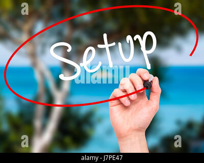 Man mano che scrive la configurazione con pennarello nero su schermo visivo. Isolato su sfondo. Business, tecnologia internet concetto. Stock Photo Foto Stock
