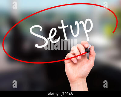 Man mano che scrive la configurazione con pennarello nero su schermo visivo. Isolato su sfondo. Business, tecnologia internet concetto. Stock Photo Foto Stock