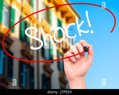 Man mano che scrive shock! Con il pennarello nero su schermo visivo. Isolato su sfondo. Business, tecnologia internet concetto. Stock Photo Foto Stock