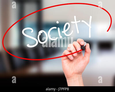 Man mano che scrive la società con pennarello nero su schermo visivo. Isolato su sfondo. Business, tecnologia internet concetto. Stock Photo Foto Stock