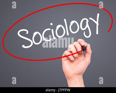 Man mano che scrive la sociologia con pennarello nero su schermo visivo. Isolato su sfondo. Business, tecnologia internet concetto. Stock Photo Foto Stock