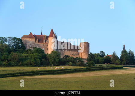 Francia, regione Borgogna, Cote d'Or, Chateauneuf en Auxois, o Chateauneuf, etichettato Les Plus Beaux Villages de France, il castello e la chiesa destra Foto Stock