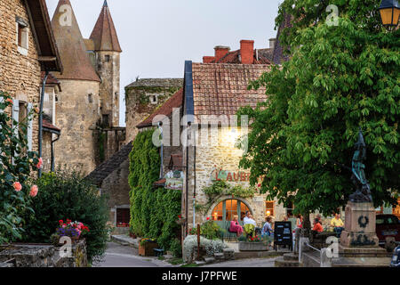 Francia, Cote d'Or, Chateauneuf en Auxois, o Chateauneuf, etichettato Les Plus Beaux Villages de France, Main Street e il castello di Chateauneuf Foto Stock