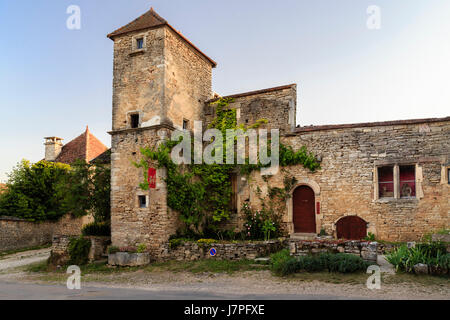 Francia, Cote d'Or, regione della Borgogna, Chateauneuf en Auxois, o Chateauneuf, etichettato Les Plus Beaux Villages de France, casa medievale nel villaggio Foto Stock