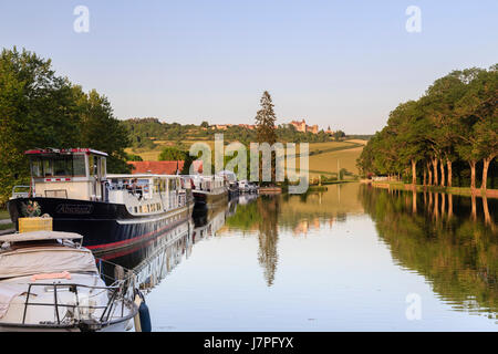 Francia, Cote d'Or, Vandenesse-en-Auxois, il canale di Borgogna, il porto fluviale e Chateauneuf-en-Auxois lontano Foto Stock