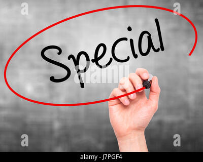 Man mano che scrive speciale con pennarello nero su schermo visivo. Isolato su grigio. Business, tecnologia internet concetto. Stock Photo Foto Stock