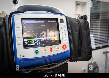 Un ZOLL MONITOR ECG e defibrillatore raffigurato in una ambulanza NEL REGNO UNITO Foto Stock