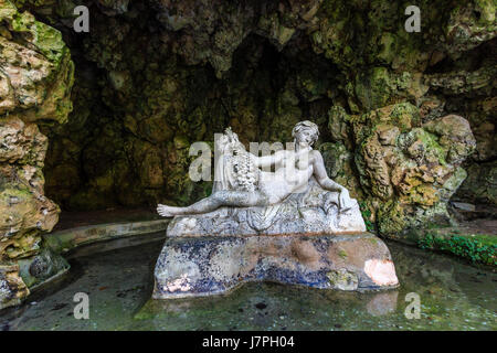 Francia, Cote d'Or, Source-Seine, sito con le fonti della Senna, grotta contenente la fonte principale e la ninfa simboleggiando il fiume Foto Stock