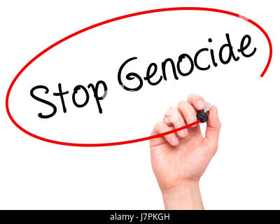 Man mano la scrittura di fermare il genocidio con pennarello nero su schermo visivo. Isolato su sfondo. Business, tecnologia internet concetto. Stock Photo Foto Stock