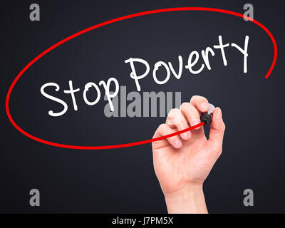 Man mano che scrive la povertà di arresto con il pennarello nero su schermo visivo. Isolato su sfondo. Business, tecnologia internet concetto. Stock Photo Foto Stock