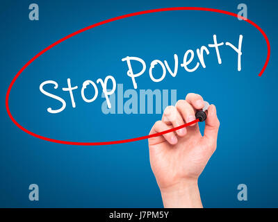 Man mano che scrive la povertà di arresto con il pennarello nero su schermo visivo. Isolato su sfondo. Business, tecnologia internet concetto. Stock Photo Foto Stock