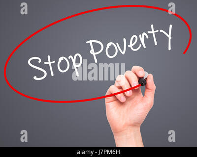 Man mano che scrive la povertà di arresto con il pennarello nero su schermo visivo. Isolato su sfondo. Business, tecnologia internet concetto. Stock Photo Foto Stock