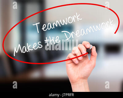 Man mano che scrive il lavoro di squadra rende la Dreamwork con pennarello nero su schermo visivo. Isolato su sfondo. Business, tecnologia internet concetto. Stoc Foto Stock