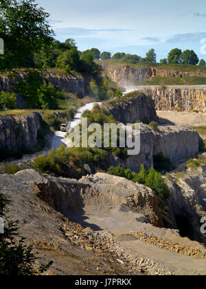 Dene cava in Cromford vicino Wirksworth nel Derbyshire Peak District Inghilterra UK usata per produrre aggregati dalla roccia calcarea Foto Stock