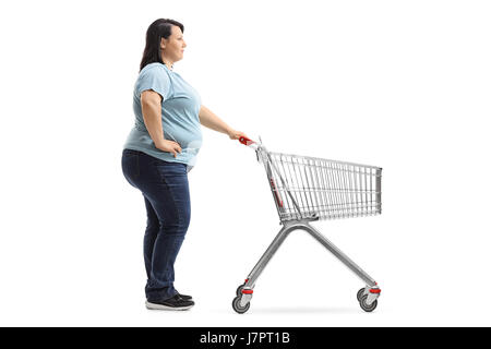 Lunghezza piena ripresa del profilo di una donna con un vuoto Carrello spesa in attesa in linea isolati su sfondo bianco Foto Stock