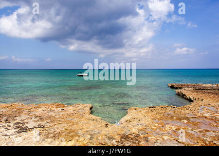 La costa rocciosa sulla Seven Mile Beach sull'isola di Grand Cayman island (Isole Cayman). Foto Stock