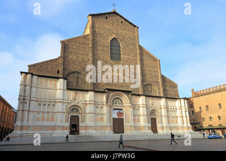 La facciata incompiuta della Basilica di San Petronio, Piazza Maggiore, Bologna, Emilia Romagna, Italia, Europa Foto Stock