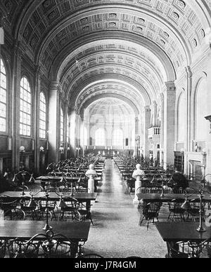Bates Hall nella Boston Public Library è uno spazio di riferimento, noto per la sua grande architettura e la splendida sala di lettura. Si trova a Copley Square, Boston, ed è un esempio importante di design Beaux-Arts. Foto Stock