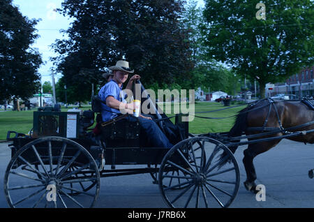 Amish ragazzini sulla strada principale cittadina USA Foto Stock