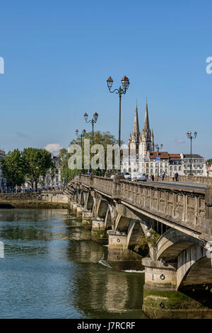 Vista del Santo Spirito ponte sul fiume Adour, e la cattedrale in backgroundin, Bayonne, Francia, Europa Foto Stock