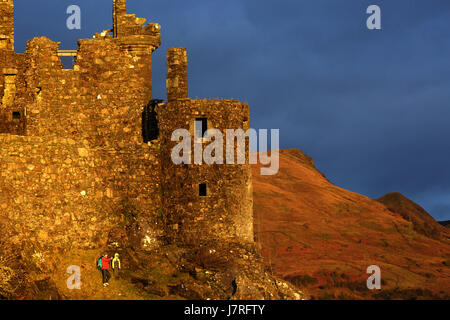 Madre e figlio di fronte di Kilchurn Castle, Scotland, Regno Unito. Foto Stock