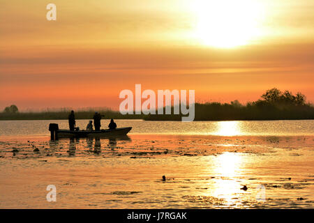 MILA 23, Tulcea, Romania - 30 aprile 2017 .Tourist su barche cercando di sunrise in natura prenotazione del delta del Danubio, Romania Foto Stock