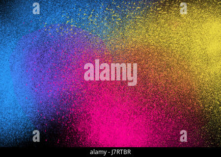 Bloccare il movimento della polvere colorata esplosione di isolati su nero scuro dello sfondo. Abstract design esplosione di giallo blu magenta, viola, viola polvere. P Foto Stock