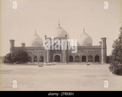 Questa foto mostra la Moschea Badshahi a Lahore, Pakistan, catturata da un fotografo sconosciuto nel 1895. Foto Stock