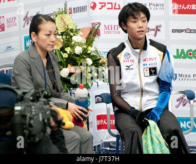 La Rostelecom Cup 2011, un evento chiave nella serie del Gran Premio di pattinaggio artistico, ha visto la partecipazione del pattinatore giapponese Yuzuru Hanyu. Hanyu ha realizzato una performance impressionante, assicurandosi la sua vittoria nella competizione singolare maschile, mettendo in mostra la sua abilità tecnica e artistica sul ghiaccio. Foto Stock