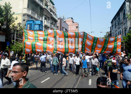 Kolkata, India. 25 Maggio, 2017. Scontro tra il Bharatiya Janata Party attivista e forze di polizia hanno luogo in Kolkata durante il Bharatiya Janata Party?s proporre rally ?Marzo a Lalbazar (polizia di Kolkata Headquarter)? Il giovedì. Credito: Saikat Paolo/Pacific Press/Alamy Live News Foto Stock