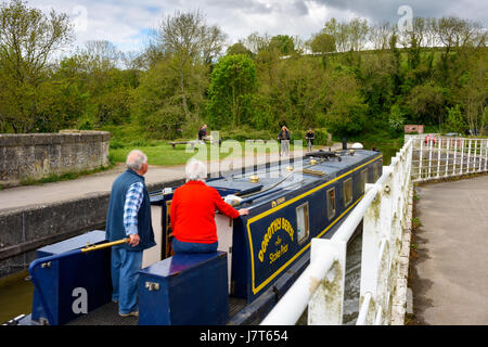 Un narrowboat naviga acquedotto Avoncliff sul Kennet and Avon Canal tra Bradford e Avon e bagno nel Wiltshire, Inghilterra. Foto Stock