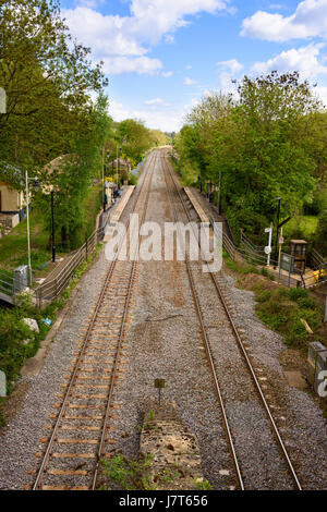 Il bagno al Westbury linea ferroviaria visto dall'Acquedotto Avoncliff portante il Kennet and Avon Canal, Wiltshire, Inghilterra. Foto Stock