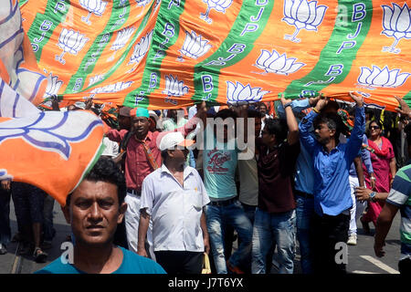 Kolkata, India. 25 Maggio, 2017. Scontro tra il Bharatiya Janata Party attivista e forze di polizia hanno luogo in Kolkata durante il Bharatiya Janata Party?s proporre rally ?Marzo a Lalbazar (polizia di Kolkata Headquarter)? Il giovedì. Credito: Saikat Paolo/Pacific Press/Alamy Live News Foto Stock