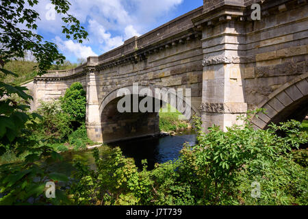 Acquedotto Avoncliff portante il Kennet and Avon Canal oltre il Fiume Avon tra Bradford e Avon e bagno nel Wiltshire, Inghilterra. Foto Stock