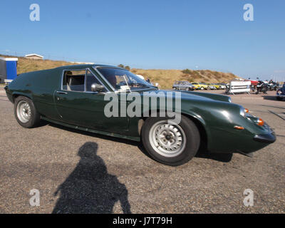 Questa immagine mostra una Lotus Europa S2 1973 con targa olandese 90 45 UT. L'auto è nota per il suo design leggero, la maneggevolezza e lo stile distintivo della carrozzeria. Foto Stock