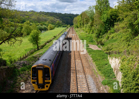 Il bagno al Westbury linea ferroviaria visto dall'Acquedotto Avoncliff portante il Kennet and Avon Canal, Wiltshire, Inghilterra. Foto Stock