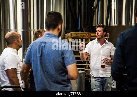 Giovane uomo in birreria con birra Foto Stock