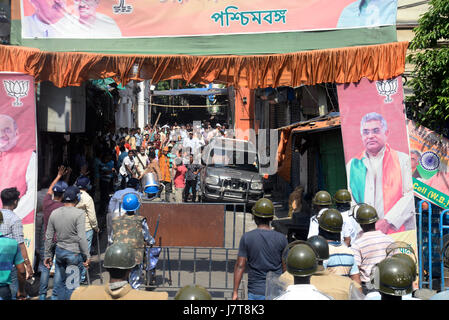 Kolkata, India. 25 Maggio, 2017. Scontro tra il Bharatiya Janata Party attivista e forze di polizia hanno luogo in Kolkata durante il Bharatiya Janata Party?s proporre rally ?Marzo a Lalbazar (polizia di Kolkata Headquarter)? Il giovedì. Credito: Saikat Paolo/Pacific Press/Alamy Live News Foto Stock