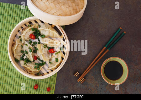 Al vapore gnocchi Cinesi in bamboo cestello per la cottura a vapore . Vista dall'alto, uno spazio vuoto Foto Stock