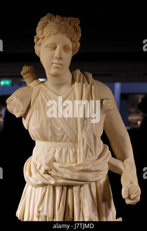 La statua di Artemide, ospitata al Museo del Louvre, è un esempio iconico di antica scultura greca, che rappresenta la dea Artemide in uno stile classico che mette in risalto il suo legame con la natura e la caccia. Foto Stock