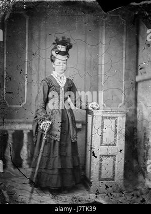 Una giovane donna in piedi e indossando un cappello NLW3364951 Foto Stock