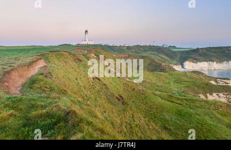 Il moderno faro situato lungo le aspre scogliere di gesso affiancato dal Mare del Nord all'alba a Flamborough Head, Flamborough, nello Yorkshire, Regno Unito|. Foto Stock