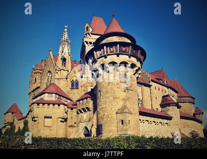 Bellissima medievale castello di Kreuzenstein in Leobendorf village. Vicino a Vienna, Austria - Europa. Giornata d'autunno. Foto Stock