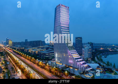 Il nuovo punto di riferimento grattacielo nel quartiere Tianfu di notte a Chengdu.La provincia di Sichuan della Cina. Foto Stock