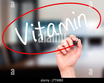 Man mano che scrive la vitamina con pennarello nero su schermo visivo. Isolato su office. Business, tecnologia internet concetto. Stock Photo Foto Stock