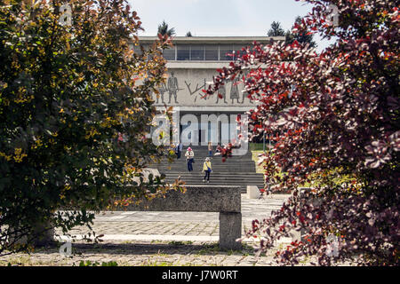 Belgrado, Serbia - Visitatori di fronte al Museo di Storia jugoslava - MUZEJ JUGOSLAVIJE Foto Stock